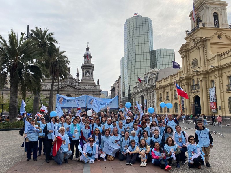 La marea celeste de Radio Maria presente en la Procesión de la Virgen del Carmen