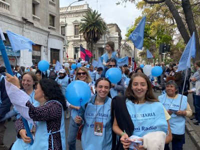 La marea celeste de Radio Maria presente en la Procesión de la Virgen del Carmen