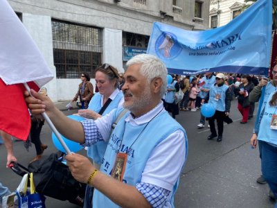 La marea celeste de Radio Maria presente en la Procesión de la Virgen del Carmen